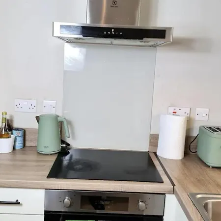 Charming 1-bed Sleeps 2 Parking דירה