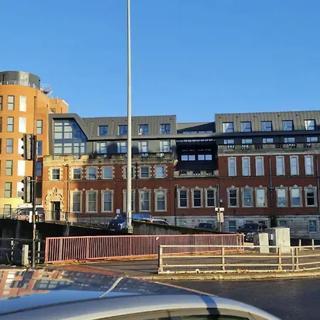 Charming 1-bed Sleeps 2 Parking דירה לידס