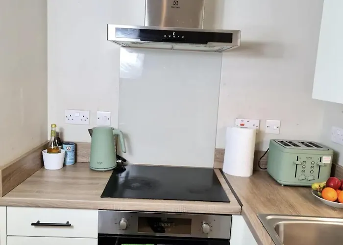 Charming 1-bed Sleeps 2 Parking דירה