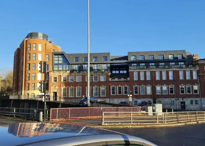 Charming 1-bed Sleeps 2 Parking דירה לידס