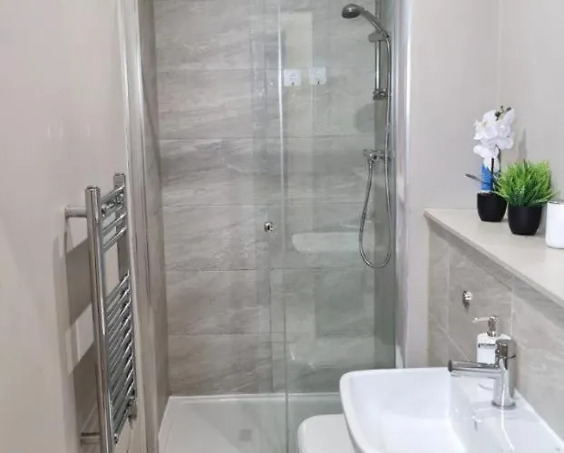 Charming 1-bed Sleeps 2 Parking דירה לידס