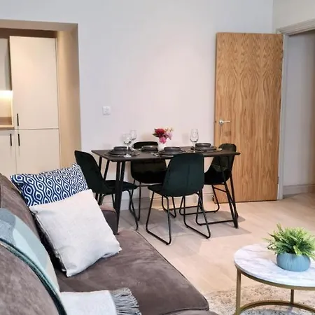 Charming 1-bed Sleeps 2 Parking شقة *