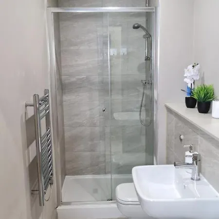 Charming 1-bed Sleeps 2 Parking アパート リーズ