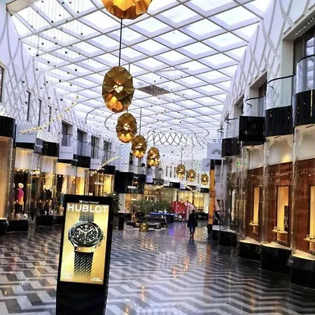 Charming 1-bed Sleeps 2 Parking アパート リーズ