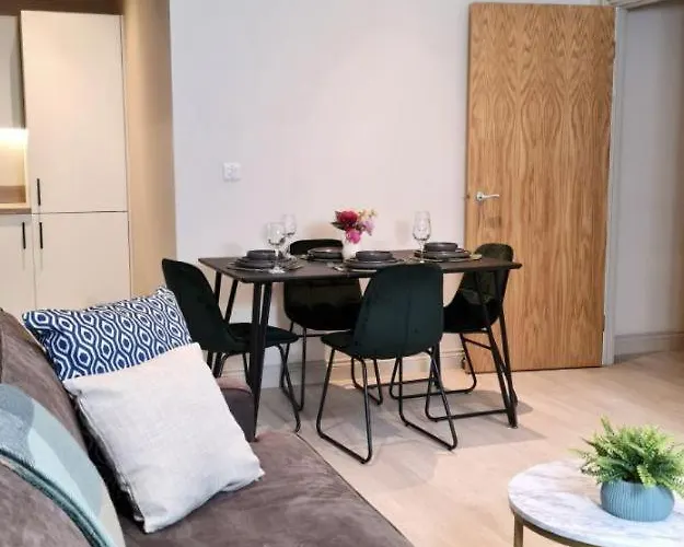 Charming 1-bed Sleeps 2 Parking شقة *