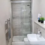 Charming 1-bed Sleeps 2 Parking Apartment Leeds (West Yorkshire)