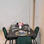 Apartment Charming 1-bed Sleeps 2 Parking *