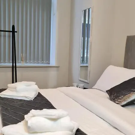 Apartment Charming 1-bed Sleeps 2 Parking