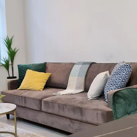 Apartment Charming 1-bed Sleeps 2 Parking *